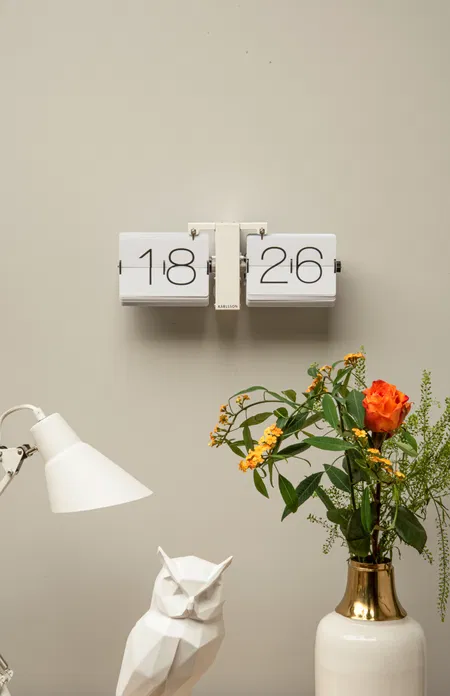 Karlsson Flip Clock No Case - Mat Wit met Witte Standaard