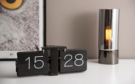 Karlsson Flip Clock No Case - Mat Zwart met Zwarte Standaard